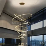 Luminaria Ámbar Gold encendida en sala con decoración neutra.