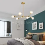 Luminaria Megumi Gold en habitación con decoración contemporánea.