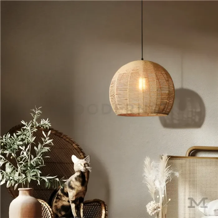 Lámpara colgante Mariana sobre mesa en habitación decorada
