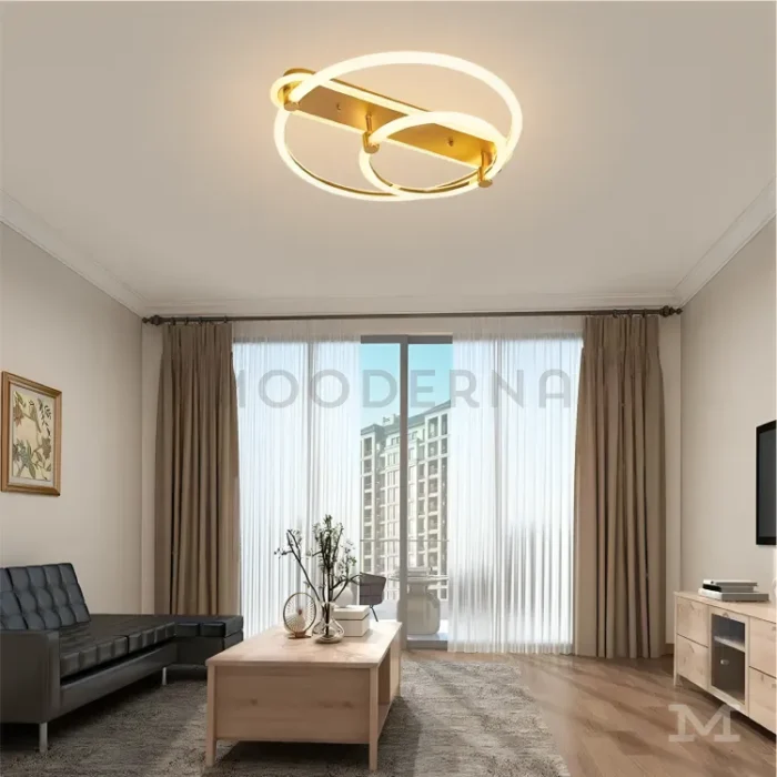 Ambiente de sala moderna con la Luminaria Stella Gold como punto focal del techo.
