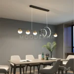 Escena en comedor con pared azul y elementos decorativos modernos.