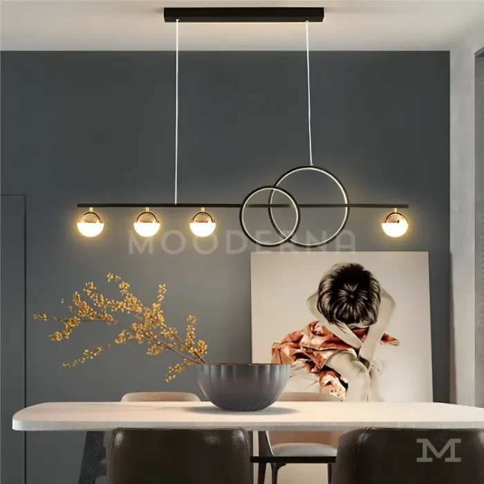 Luminaria Gem iluminando comedor en tonos madera y blanco.