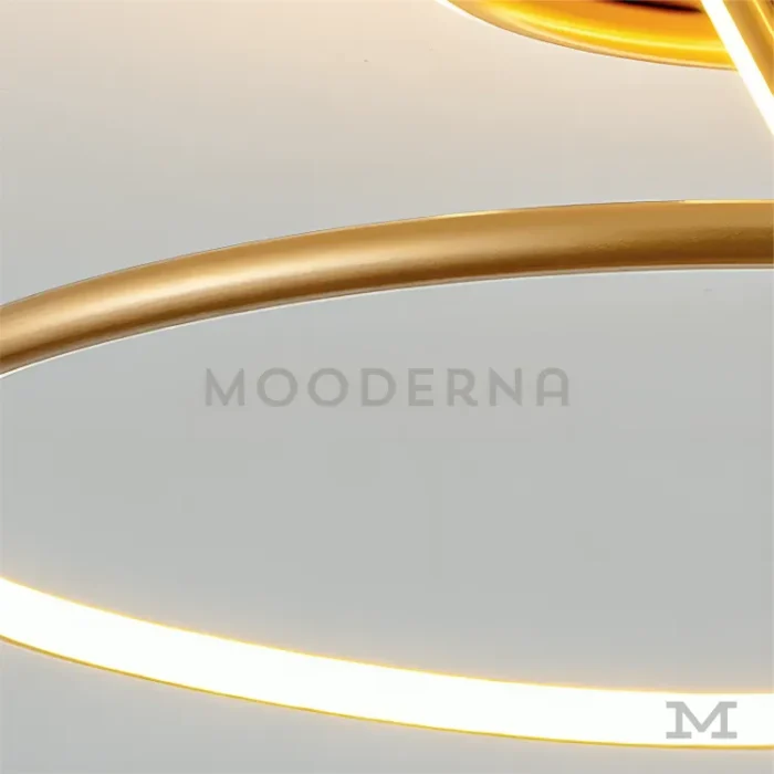 Vista cercana de la luminaria Akira Gold mostrando detalle del aro.