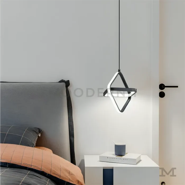Detalle de la forma romboidal de la Rora Black iluminada.