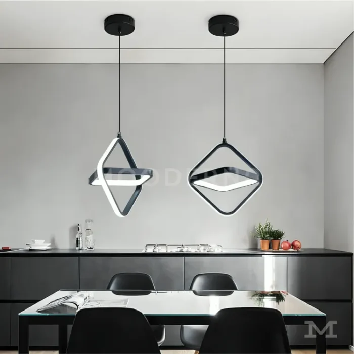 Lámpara Rora Black instalada sobre comedor moderno.