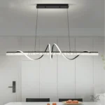 Lámpara Francis Black instalada sobre comedor con ambiente moderno.