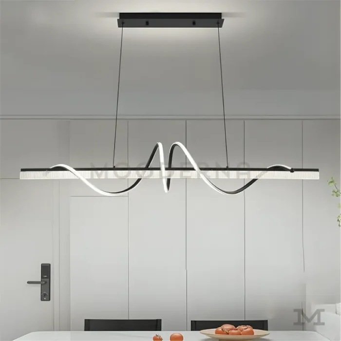 Lámpara Francis Black instalada sobre comedor con ambiente moderno.