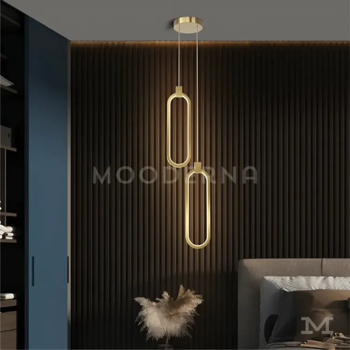 Luminaria Cameron Gold colocada en cabecera de habitación.