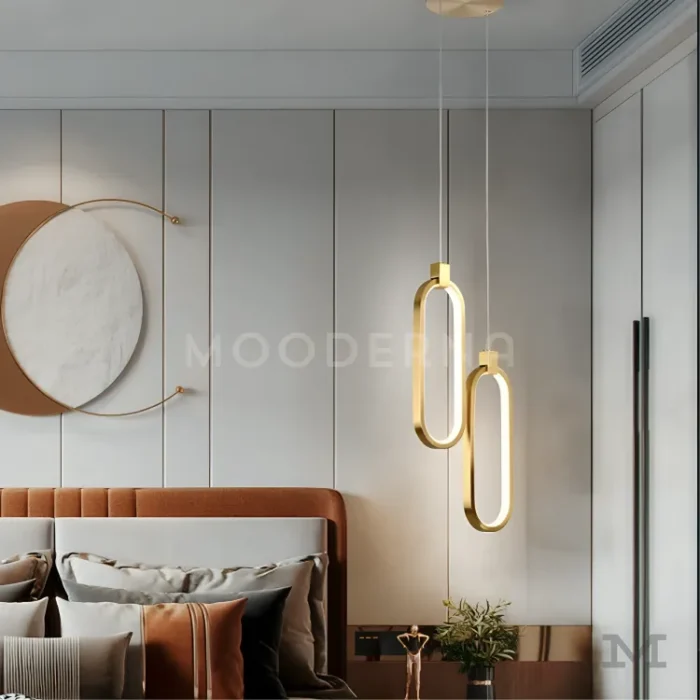 Lámpara Cameron Gold sobre pared de dormitorio moderno.
