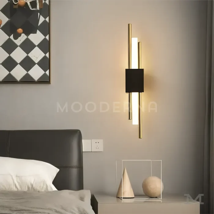Lámpara Amanda Black and Gold instalada en habitación moderna.
