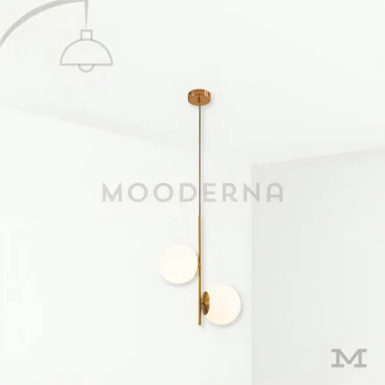 Luminaria Lucy Gold colgante con fondo blanco.