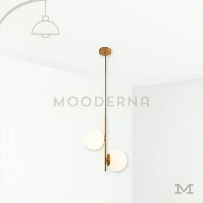 Luminaria Lucy Gold colgante con fondo blanco.