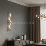 Espacio moderno iluminado con luminaria Mara Gold.