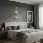 Luminaria dorada Mara Gold instalada en dormitorio moderno.