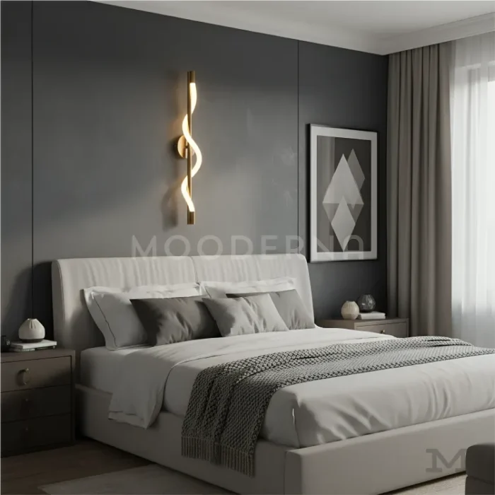 Luminaria dorada Mara Gold instalada en dormitorio moderno.