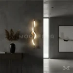Instalación de la luminaria Mara Gold en sala contemporánea.