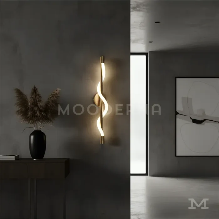Instalación de la luminaria Mara Gold en sala contemporánea.