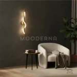 Vista lateral de luminaria Mara Gold encendida en sala.