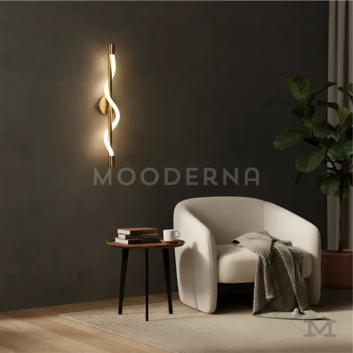Vista lateral de luminaria Mara Gold encendida en sala.