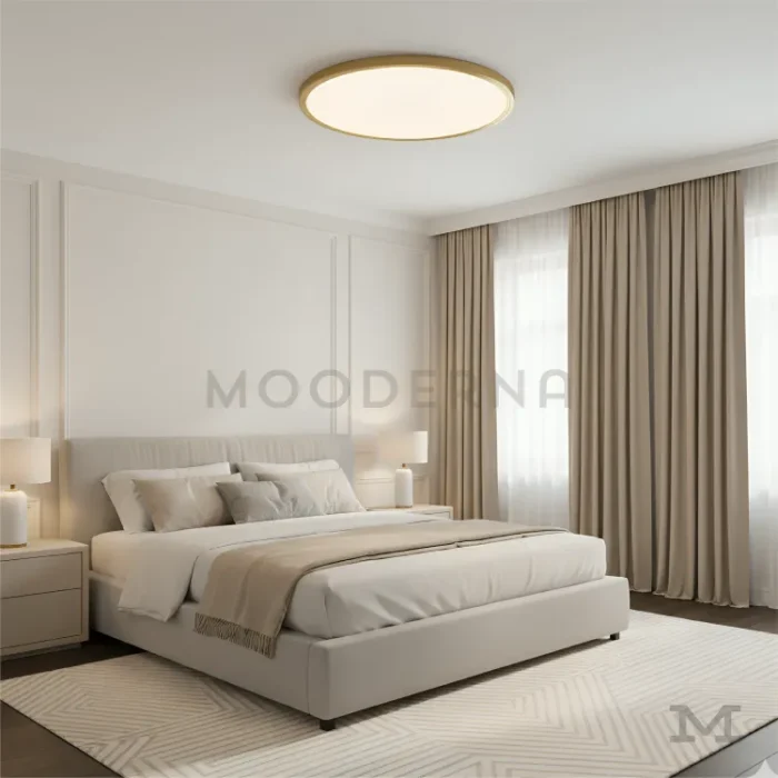 Luminaria Lizy Gold instalada en dormitorio moderno.