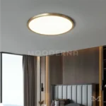 Vista amplia del dormitorio con iluminación LED dorada.
