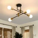 Luminaria negra con dorado en techo blanco sobre una sala iluminada