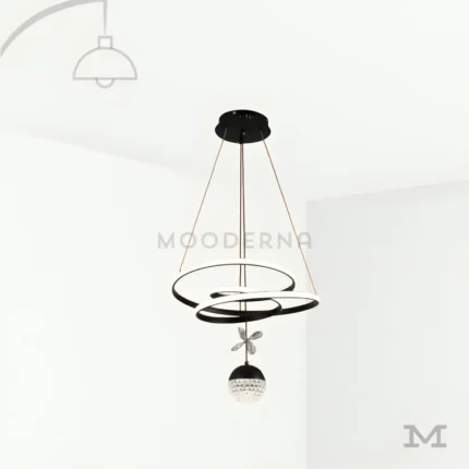 Luminaria Madie Black colgante con diseño moderno sobre fondo blanco.