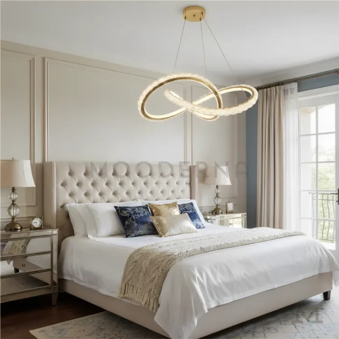 Evadne instalada en dormitorio minimalista con tonos neutros.