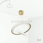 Luminaria Calisto Gold de diseño colgante moderno en acabado dorado satinado.