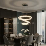 Ubicada sobre comedor elegante con mesa redonda.