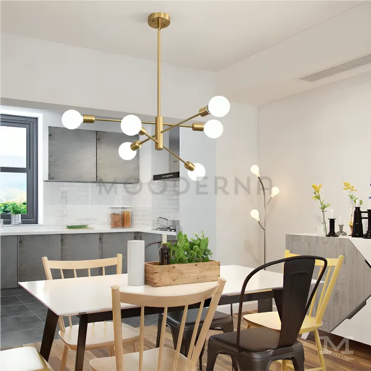 Muestra su capacidad de iluminar espacios amplios. Instalada en comedor moderno de estilo abierto.