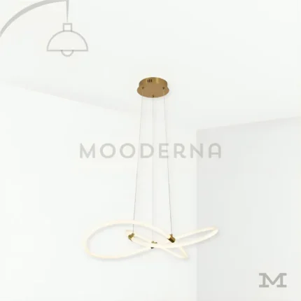 Luminaria colgante curva color dorado con fondo blanco y diseño moderno