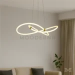 Vista lateral de la luminaria Kely Gold en una sala con fondo neutro