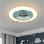 Luminaria Endeavour instalada en habitación infantil moderna. Ilumina el espacio con un aro luminoso LED de luz cálida y un astronauta suspendido en el centro que inspira creatividad. Su diseño aporta un ambiente acogedor y divertido para niños.