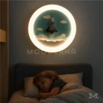 Vista cercana de la luminaria Endeavour encendida. Se observa la textura del acrílico y el detalle del astronauta central, resaltando la calidad del acabado y la distribución uniforme de la luz. Ideal para mostrar la esencia artesanal del diseño.