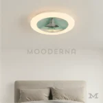 Luminaria Endeavour encendida en habitación con tonos celestes. Su anillo LED genera una luz envolvente y homogénea que realza el ambiente y transmite tranquilidad. El astronauta colgante añade un toque de fantasía al diseño.