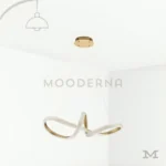 Luminaria colgante dorada sobre fondo blanco