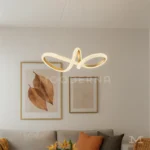 Vista de la luminaria Mabel Gold instalada en sala