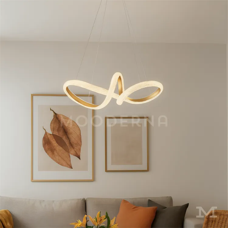 Recurso 726Recurso (1)_11zon Vista de la luminaria Mabel Gold instalada en sala