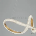 Detalle de cerca del diseño de aros dorados