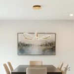 Mabel Gold instalada en comedor con sillas claras