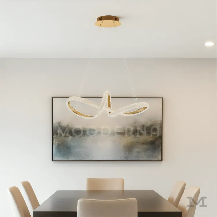 Recurso 728Recurso (1)_11zon Mabel Gold instalada en comedor con sillas claras