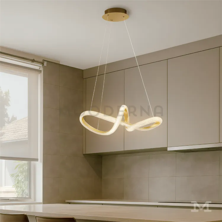 Tonos de luz cálida que resaltan su diseño dorado Lámpara Mabel Gold encendida sobre comedor moderno