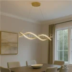 Luminaria dorada suspendida con intensidad media en comedor con sillas blancas