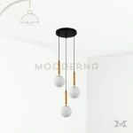 Luminaria Daysi Black and Gold sobre fondo blanco, con diseño colgante de tres focos en acabado negro y dorado. Fabricada en aluminio y vidrio, combina elegancia moderna y equilibrio visual, ideal para salas o comedores con estilo contemporáneo.