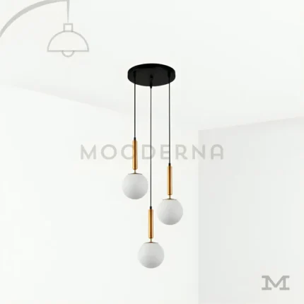 Luminaria Daysi Black and Gold sobre fondo blanco, con diseño colgante de tres focos en acabado negro y dorado. Fabricada en aluminio y vidrio, combina elegancia moderna y equilibrio visual, ideal para salas o comedores con estilo contemporáneo.