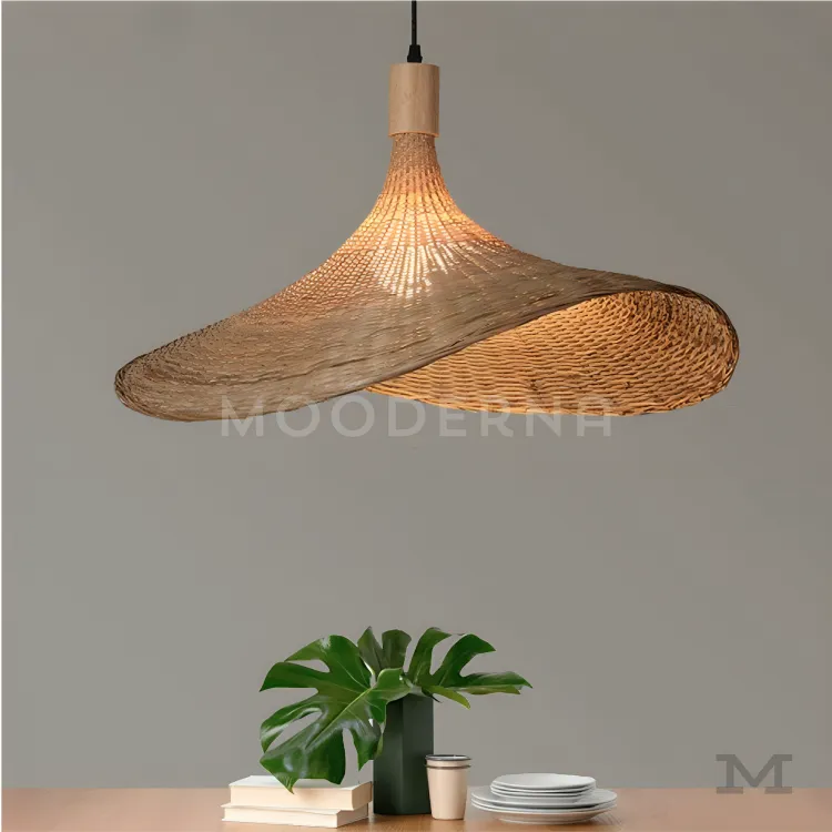 Luz cálida y envolvente con diseño suspendido Mabel Gold en comedor con muebles en tonos neutros