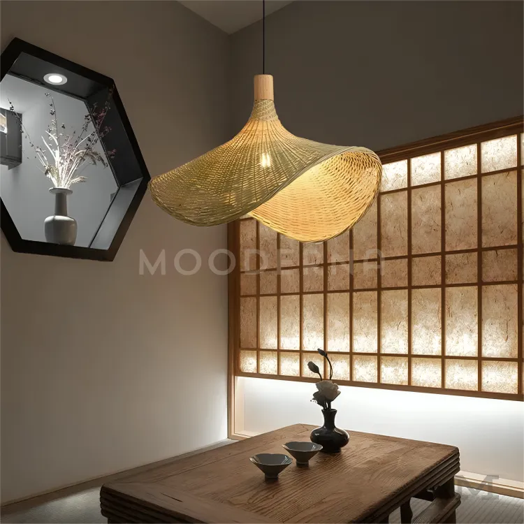 Diseño escultórico que decora e ilumina al mismo tiempo Mabel Gold iluminando comedor moderno