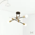 Luminaria negra con brazos dorados vista frontal sobre fondo blanco