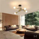 Luminaria negra y dorada instalada en sala moderna con paredes claras